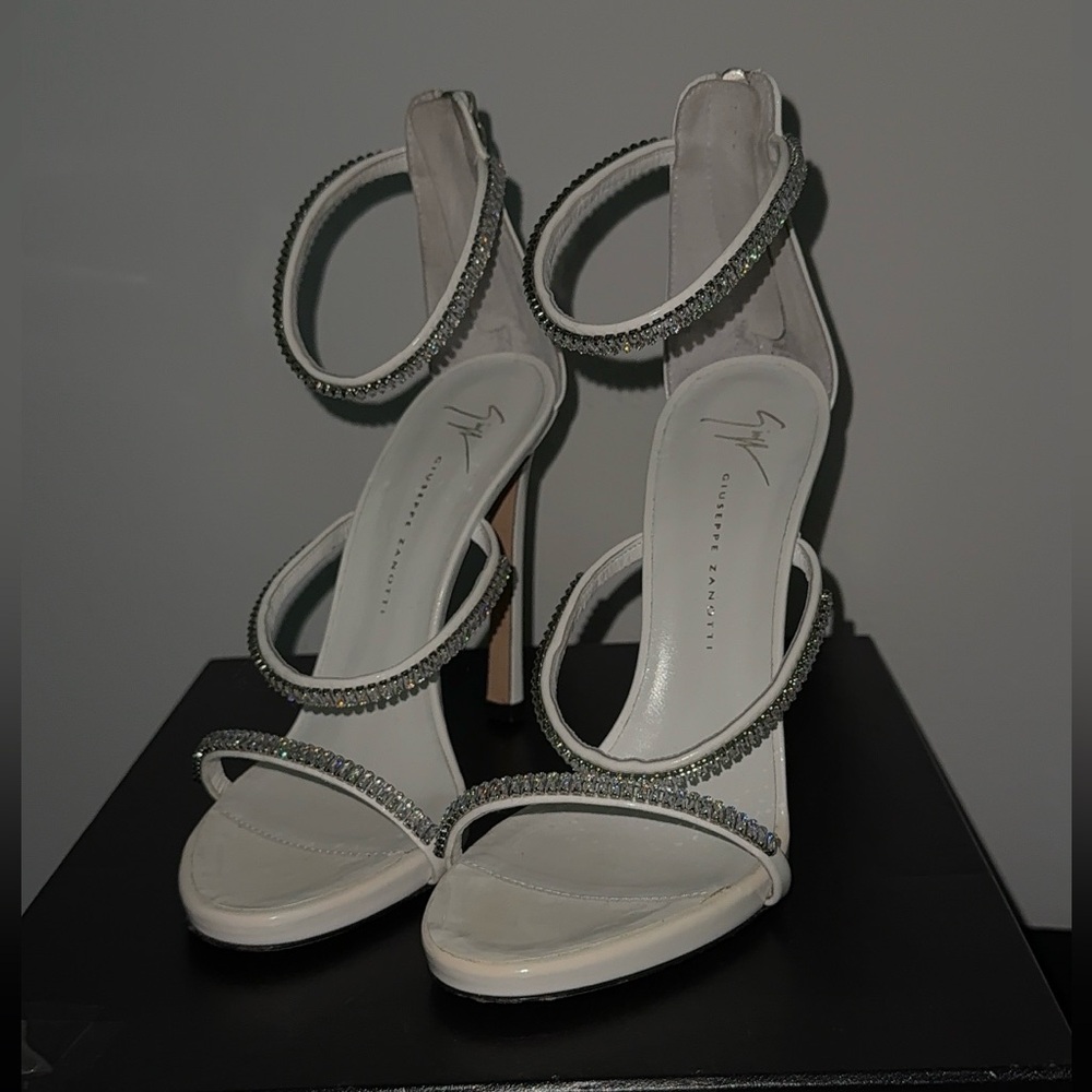 Giuseppe Zanotti
Patent Leather Crystal Embellishments Sandals